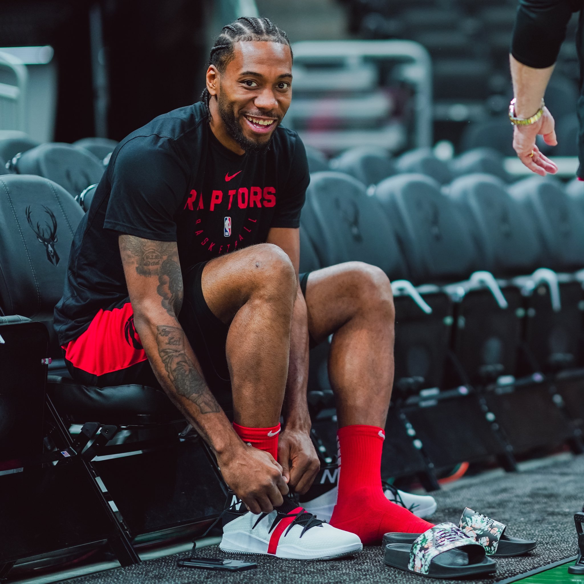 加比亚庆祝米兰团队胜利，呼吁继续前进（加比亚为米兰胜利喝彩，号召球队再接再厉）