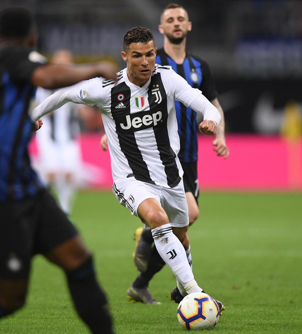 亚泰为客场全勤球迷颁发纪念证书，谭龙、徐浩峰等人参与颁奖（谭龙、徐浩峰等为亚泰客场全勤球迷颁发纪念证书）