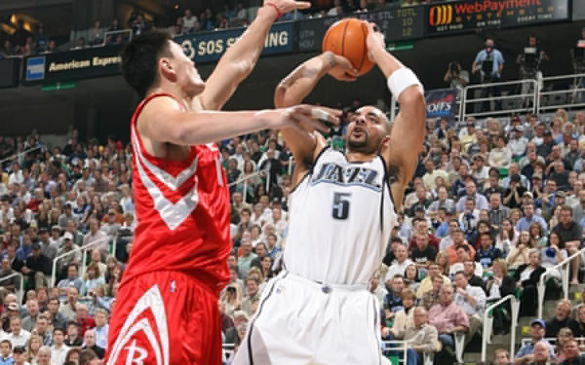 切尔西后腰身体素质远超德罗巴，穆里尼奥夸他一天能踢两场英超（穆帅盛赞蓝军后腰体能逆天：一天能连踢两场英超，强过德罗巴）