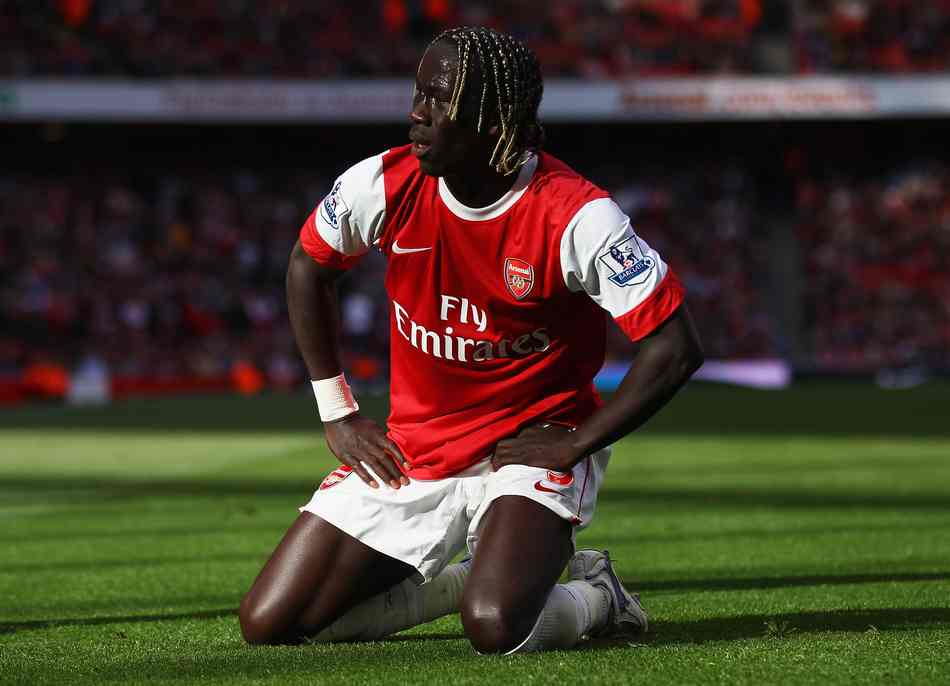 后卫破门后激情亲吻队徽，引球迷共鸣（后卫进球后深情亲吻队徽，点燃球迷共鸣）