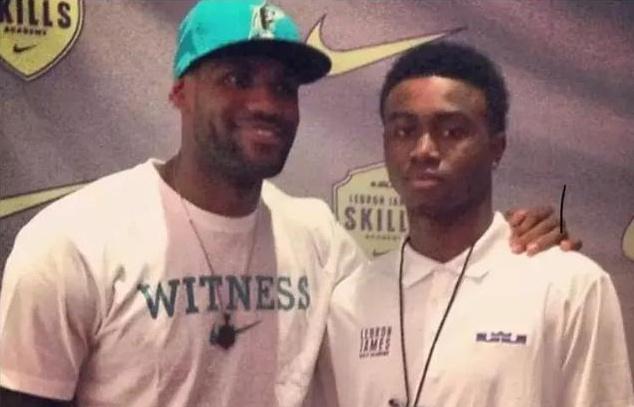 曹法尔：我为西汉姆踢球5年，却只换来了30秒的不续约通知（曹法尔：效力西汉姆五年，最终仅用30秒被通知不续约）