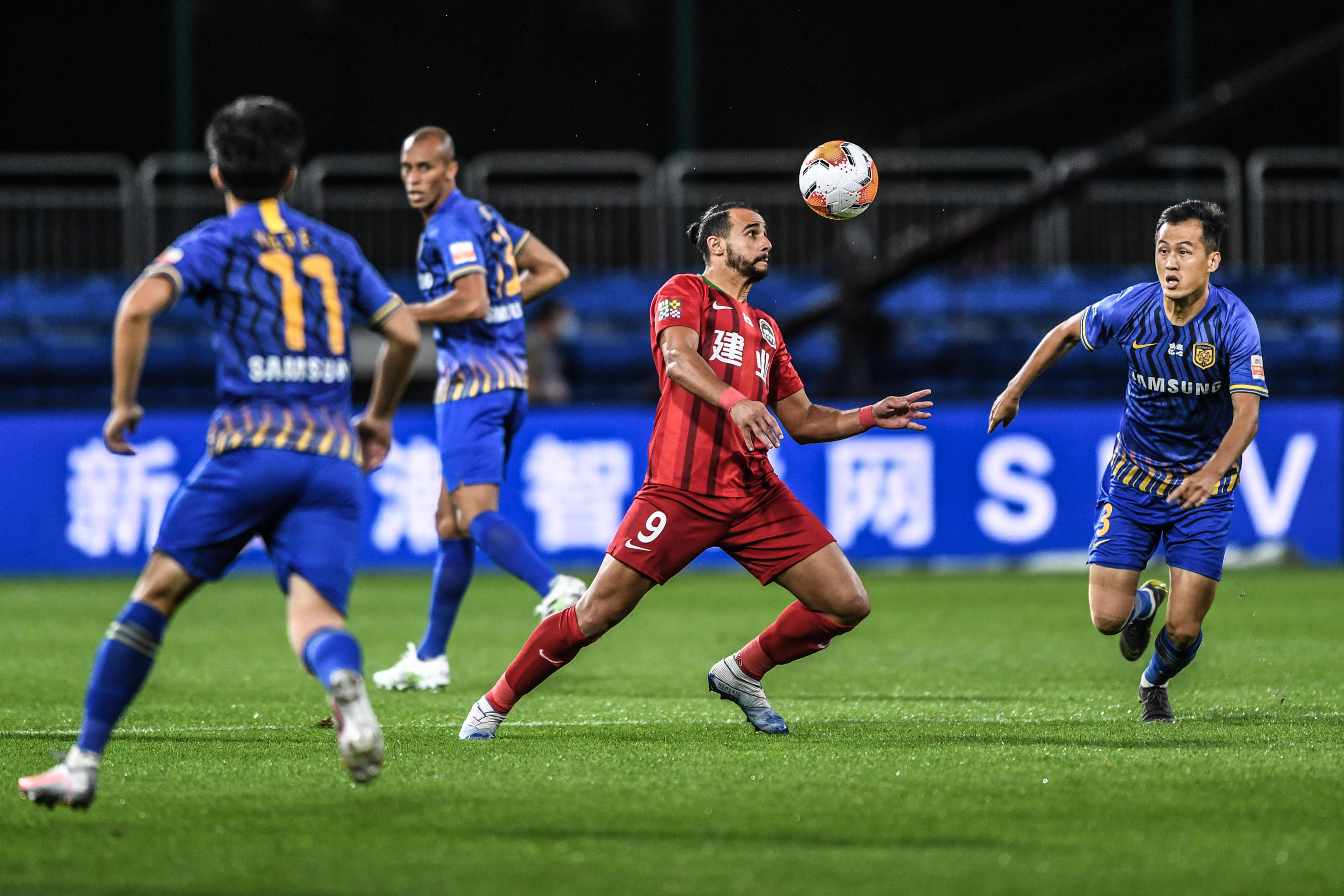 姆伯莫打进一球，吃到一张黄牌，赛后收获7.8的虎扑评分！（姆伯莫一球一黄，赛后获虎扑7.8分）