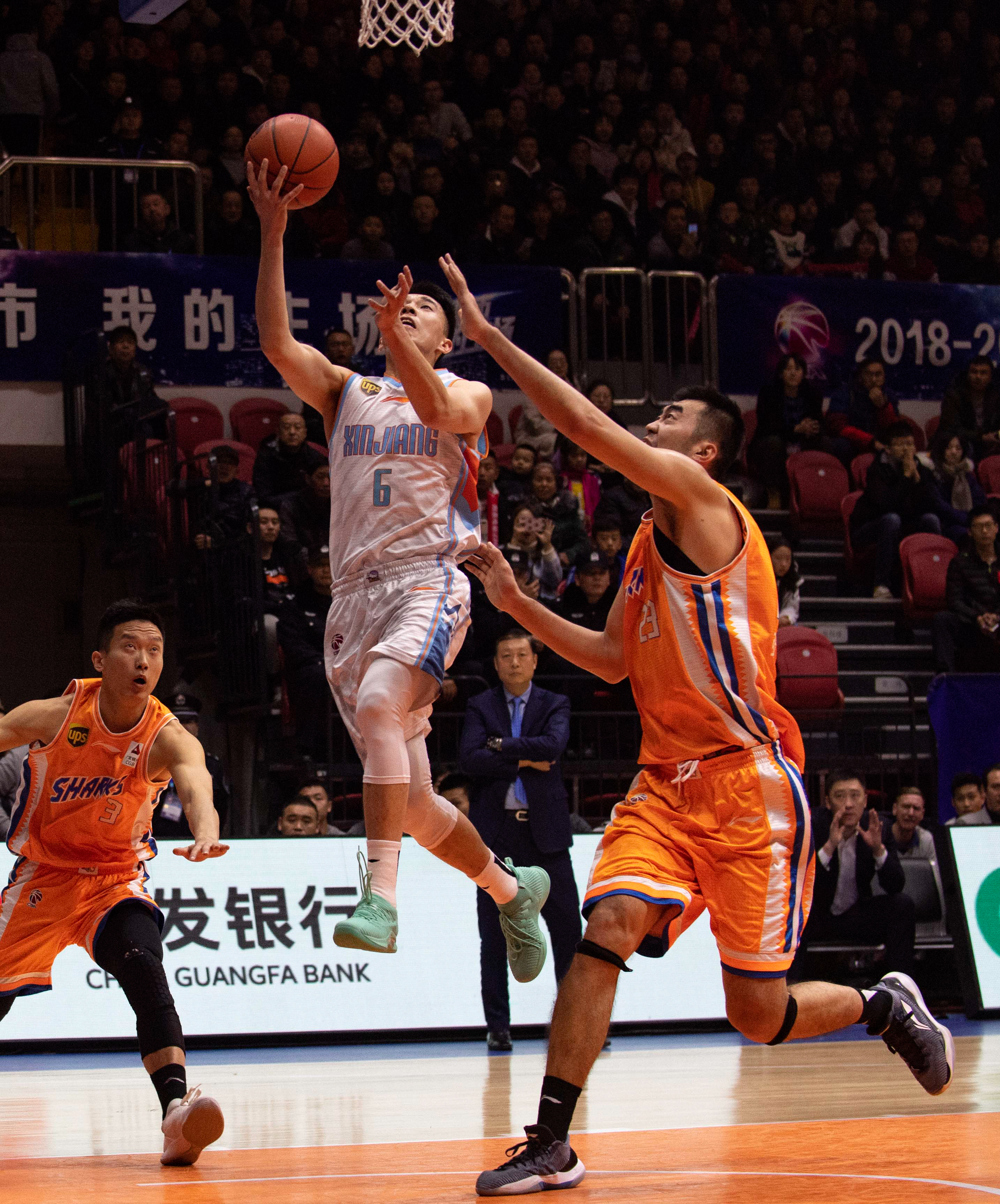 阿森纳3-1大胜拜仁，五档次差距彻底显现，拜仁被打回原形！（阿森纳3-1击败拜仁，五档差距尽显，拜仁原形毕露）