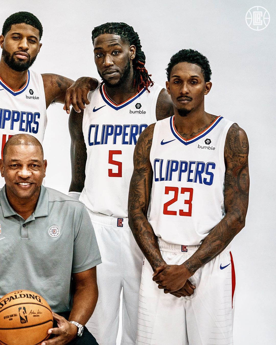 篮球勇士球员三分纪录被打破，全场致敬（勇士球员三分纪录遭刷新，全场起立致敬）