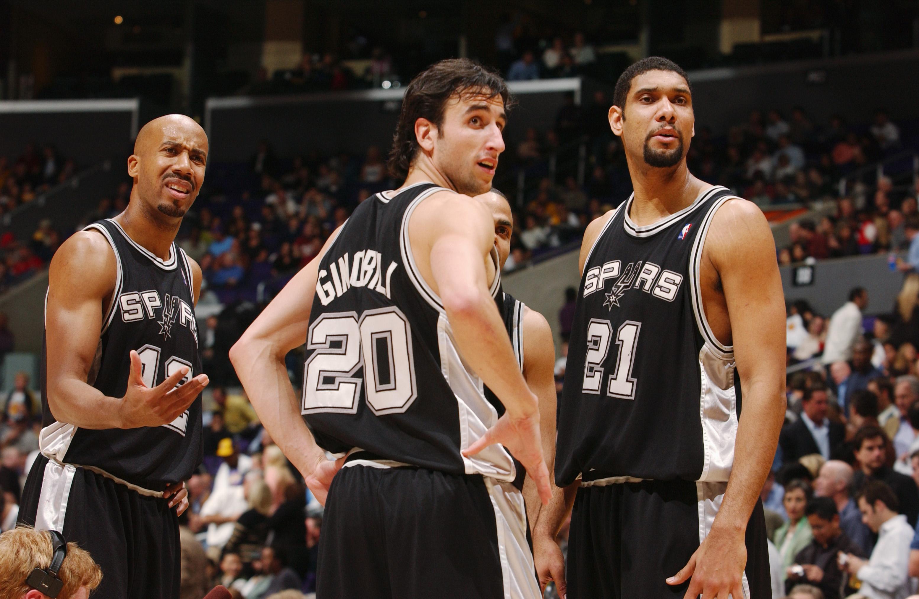 足坛一夜动态：AC米兰大逆转登顶意甲第1，B费创纪录曼联复仇狼队（今晨足坛快讯：AC米兰逆转登顶意甲榜首，B费破纪录助曼联复仇狼队）